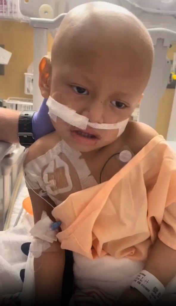 Lucas durante uma internação hospitalar, ainda muito pequeno, em tratamento contra o câncer